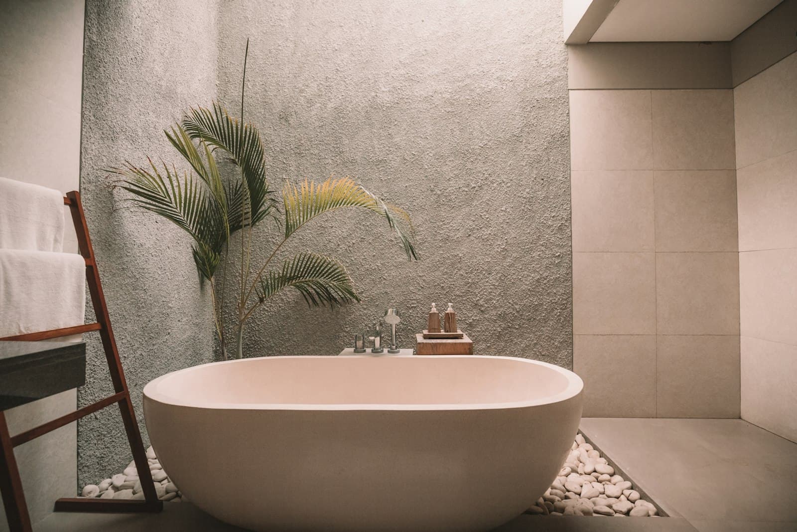 Bathroom with stone, glass and quiet light